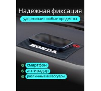 КОВРИК НА ПАНЕЛЬ ПРИБОРОВ ПРОТИВОСКОЛЬЗЯЩИЙ (185Х115 ММ) SKYWAY ПЛОСКИЙ С БОЛЬШОЙ ЭМБЛЕМОЙ HONDA  